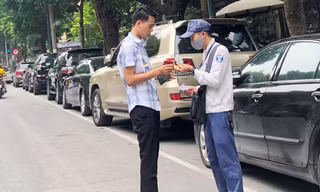 Sáng 8/9 nhân viên tại tất cả các điểm trông xe iParking trên phố Trần Hưng Ðạo đều thu tiền mặt của khách