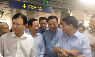 Chủ tịch HĐTV - Tổng Giám đốc Hà Nội Metro Vũ Hồng Trường tháp tùng lãnh đạo Chính phủ và lãnh đạo thành phố trong một lần thị sát, kiểm tra tàu chạy thử