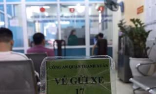 Thu tiền trông xe ở cơ quan công quyền: Chỉ kiểm điểm, khiển trách bảo vệ? 