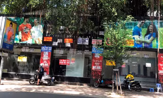 Biển cho thuê nhà, rao vặt ngày càng nhiều trên đường Hai Bà Trưng, Q.1, TPHCM (ảnh chụp ngày 21/8) Ảnh: U.P