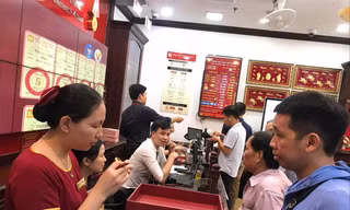 Người dân xếp hàng mua bán tại cửa hàng vàng 