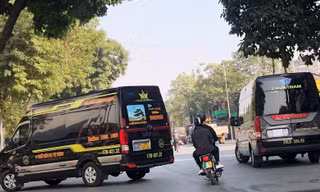 Xe hợp đồng Limousine hãng X.E Việt Nam và Hà Hải đứng bắt trả khách thường xuyên trên đường Trần Nhân Tông