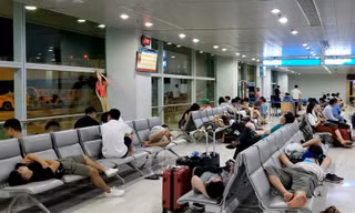 Hành khách vạ vật tại sân bay Phú Quốc đợi chuyến bay bị trễ so với kế hoạch ngày 1/7 Ảnh: Phạm Thanh