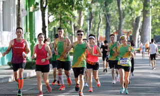 Các runner hăng say tập luyện 