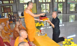 'Nhà sư bị khóa môi' định tự tử vì áp lực dư luận