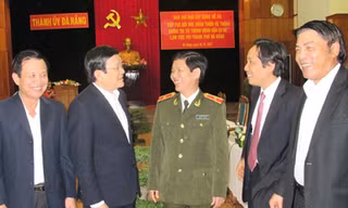 Chủ tịch nước và các đại biểu trao đổi bên lề buổi làm việc Ảnh: Nguyễn Huy