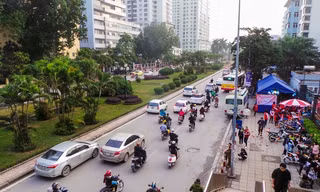 Bắt đầu dời cây, xén dải phân cách ở đường đẹp nhất Hà Nội