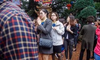 Trong ngày đầu tiên làm việc sau Tết, tại các đình, chùa, phủ... luôn xuât hiện hình ảnh các chị em công sở diện váy ngắn đi lễ Phật đầu năm.