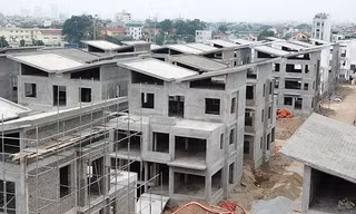 Xôn xao 26 biệt thự giữa Thủ đô xây xong mới xin phép
