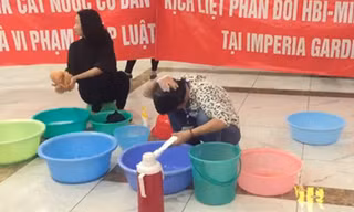 Gội đầu ở sảnh chung cư để phản đối chủ đầu tư.