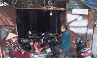Nghỉ lễ, bãi xe không phép 'bủa vây' bến xe Nước Ngầm