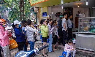 Dòng người xếp hàng dài trăm mét chờ mua bánh trôi, bánh chay
