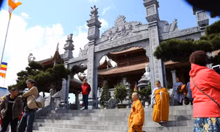 Ngày 24/2 (tức mùng 9 Tết Mậu Tuất), trong không khí rộn rã của Lễ hội khèn hoa Sắc xuân Tây Bắc, Hội xuân Mở Cổng Trời Fansipan đã chính thức khai mạc, mở đầu mùa lễ Phật cầu an kéo dài đến 14/5 (hết tháng 3 âm lịch) tại quần thể du lịch Sun World Fansip