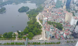 Tuyến đường dài 600m "uốn lượn" chạy dọc bên công viên Thống Nhất nhìn trên cao