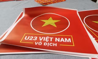 Sau kỳ tích U23 Việt Nam tạo lên, một xưởng sản xuất ở Hà Nội quyết định in tặng hơn 700 bộ khẩu hiệu cổ vũ U23 Việt Nam trước trận Chung kết U23 Châu Á cho mọi người.