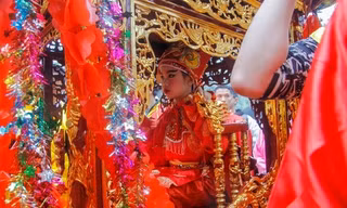 Để tránh khỏi bị bắt cóc, lực lượng an ninh tại khu vực Hội Gióng, Đền Sóc cho tháo cởi xiêm y "Tướng bà" thoát khỏi vòng vây.