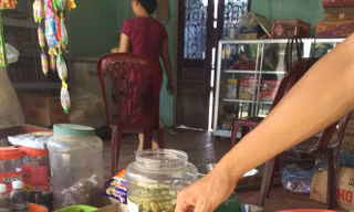 Người dân gần khu xử lý rác thải Nam Sơn cho rằng, mùi hôi, chất thải, ruồi muỗi từ bãi rác ảnh hưởng nghiêm trọng đến môi trường sống.