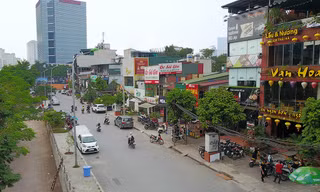 Cận cảnh tuyến đường, vỉa hè chỉ phục vụ khu nhà không phép?
