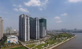 Tính đến năm 2017, tổng dư nợ tín dụng đối với hoạt động đầu tư, kinh doanh bất động sản đạt 471.022 tỷ đồng (hơn 21 tỷ USD). Mức dư nợ cho vay bất động sản cao khiến nhiều người lo ngại thị trường sẽ xảy ra bong bóng và tiềm ẩn nhiều rủi ro.