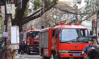 2h chiều mùng 2 Tết, ngọn lửa bùng phát từ ngôi nhà 4 tầng trong ngõ chợ Ngô Sĩ Liên.