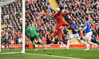 Thắng tranh cãi Everton, HLV Liverpool thừa nhận sắp mất ‘Gà son’