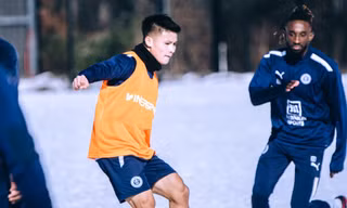 Quang Hải tập luyện trên sân tuyết trắng xóa, quyết chờ cơ hội ở Pau FC