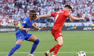 Bị gạt tay trúng mặt, Mbappe buông lời xúc phạm Lewandowski