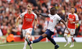Arsenal và Tottenham bất phân thắng bại trong trận derby bắc London rực lửa