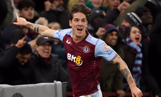 Aston Villa lỡ cơ hội chiếm ngôi đầu bảng Ngoại hạng Anh của Arsenal