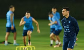 HLV Argentina sử dụng sơ đồ 5 hậu vệ để ngăn chặn Mbappe