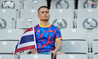 CĐV Việt Nam gây sốt khi một mình đến sân cổ vũ tuyển Thái Lan tại Asian Cup 2023