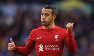 Liverpool chịu thêm tổn thất lớn giữa bão khủng hoảng