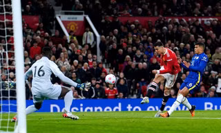 Ronaldo giúp MU thoát thua trước Chelsea
