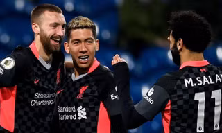 Roberto Firmino, Nathaniel Phillips ăn mừng bàn thắng.