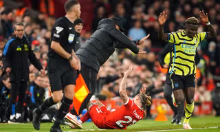 Hậu vệ Liverpool gãy xương quai xanh sau va chạm hy hữu với HLV Jurgen Klopp