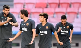 Pique và Roberto (thứ 2, từ trái sang) đang rất sẵn sàng sung trận