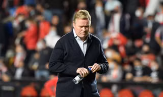 HLV Ronald Koeman chính thức mất ghế tại Camp Nou.