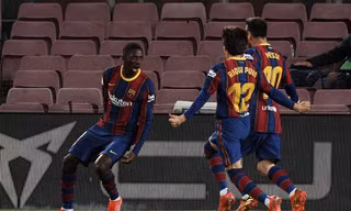 Dembele (bìa trái) ăn mừng bàn thắng ấn định tỷ số 1-0