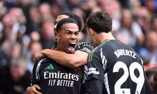 Arsenal vượt khó đánh bại Tottenham 