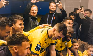 Pau FC thắng 'chung kết ngược', Quang Hải bẽn lẽn ăn mừng cùng đồng đội