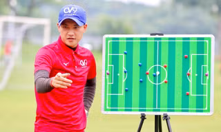 Lê Công Vinh bất ngờ phủ nhận thông tin làm trợ lý HLV Sông Lam Nghệ An lúc nửa đêm