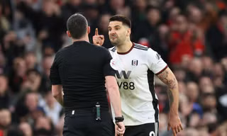 Ngôi sao Fulham bị treo giò hết mùa vì phản ứng ngớ ngẩn ở trận thua MU?