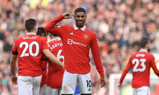 Rashford lập cú đúp, MU bám sát Man City
