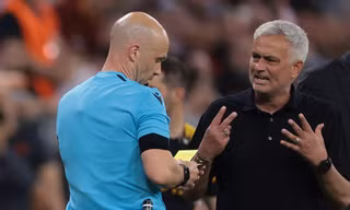 Lăng mạ trọng tài, HLV Mourinho trả giá cực đắt