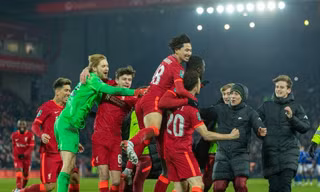 Ngôi sao Nhật Bản tỏa sáng, Liverpool thắng ngược Leicester khó tin