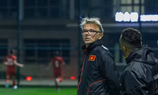 Báo Hàn Quốc ngỡ ngàng khi VFF không mất tiền đền bù cho HLV Troussier