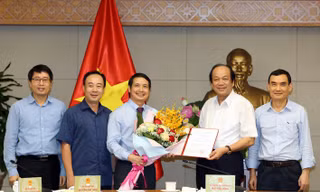Bộ trưởng, Chủ nhiệm VPCP trao quyết định cho ông Phạm Thái Hà
