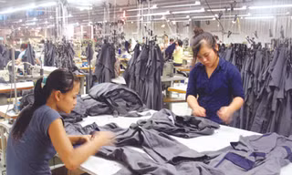 Công nhân Cty may Long Mã (Hà Nội) trong ca sản xuất	Ảnh: Ngọc Mai