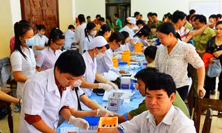 Tấp nập chờ được hiến máu trong Hành trình đỏ tại Đắk Lắk