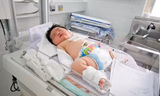 Bé gái sơ sinh nặng 6kg